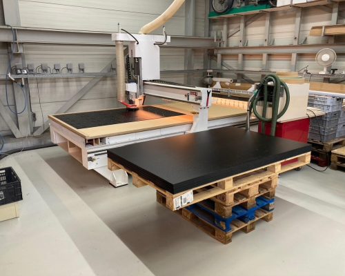 PVC plaatmateriaal op de freesmachine